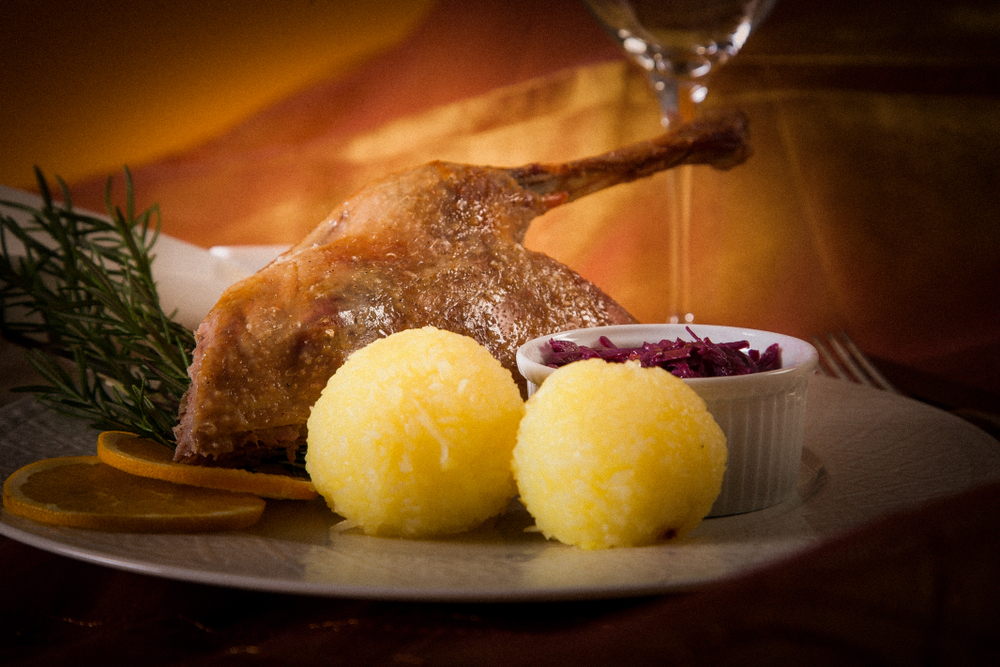Weihnachtsgans,Festlicher,Gänsebraten,Mit,Knödel,Und,Kraut
